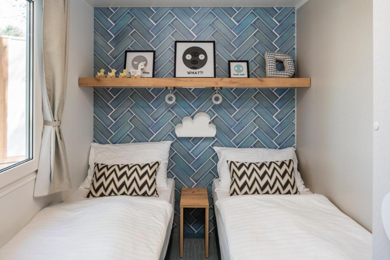Falkensteiner Premium Mobile Homes And Camping Zadar Luaran gambar A bedroom with a blue tiled wall
