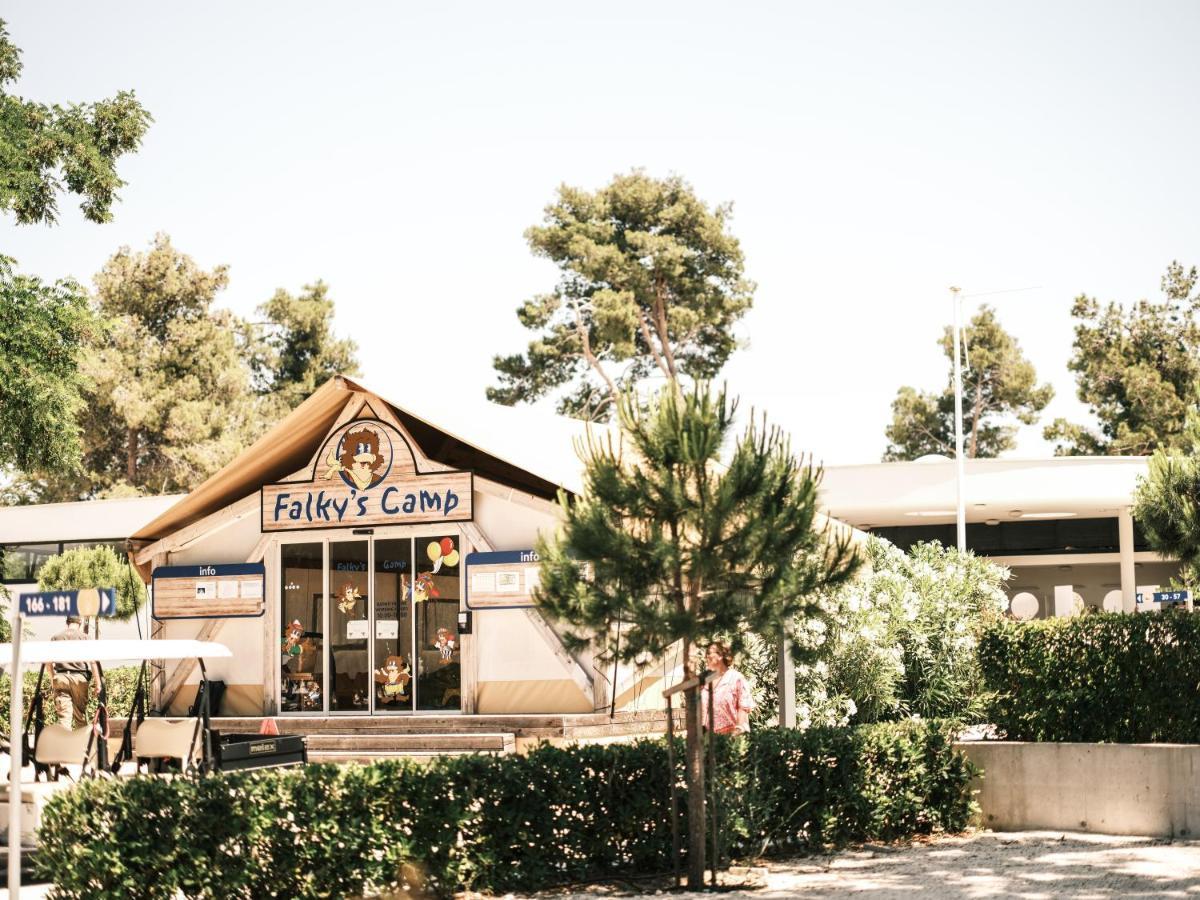 Falkensteiner Premium Mobile Homes And Camping Zadar Luaran gambar The entrance to Falby's Camp