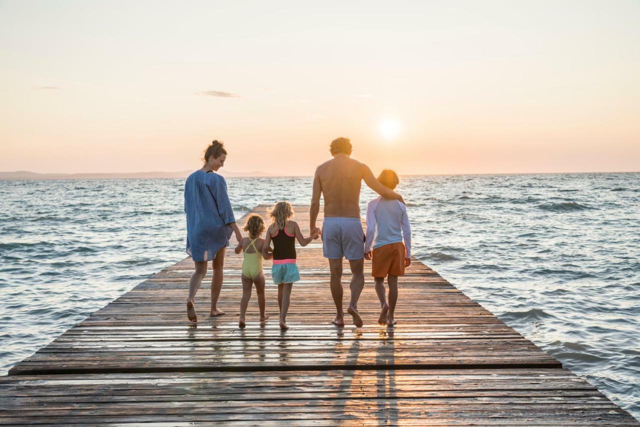 Falkensteiner Premium Mobile Homes And Camping Zadar Luaran gambar Family on a pier