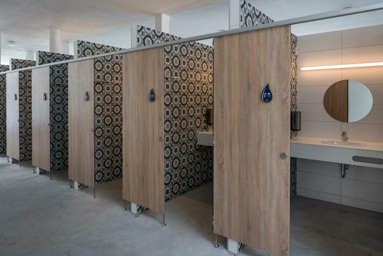 Falkensteiner Premium Mobile Homes And Camping Zadar Luaran gambar A row of cubicles in a public toilet